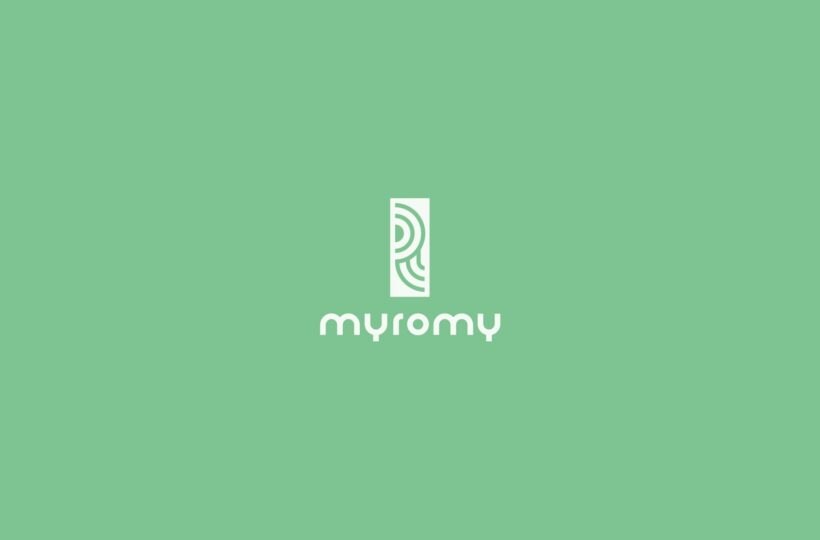 Ein weißes, rechteckiges Logo mit abstrakten, geschwungenen Linien über dem Wort myromy in Kleinbuchstaben, alles vor einem soliden hellgrünen Hintergrund, perfekt für ein Corporate Design Portal.