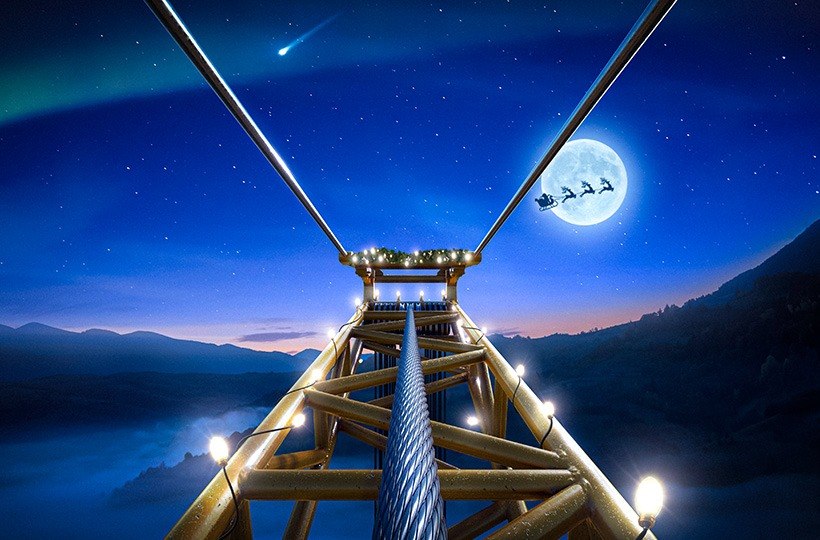 Ein Blick auf den Nachthimmel von einer Hängebrücke aus mit hellen Lichtern, Vollmond, Bergen in der Ferne, einer Sternschnuppe und dem Schlitten des Weihnachtsmanns mit Rentieren, die über den Mond fliegen.