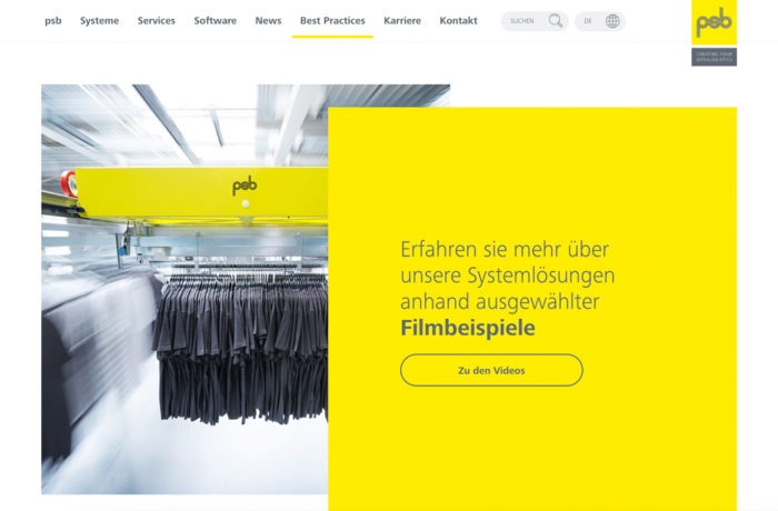 Auf der linken Seite ist ein modernes industrielles System mit Regalen für hängende Kleidung zu sehen, während auf der rechten Seite ein großer gelber Kasten mit deutschem Text den Betrachter einlädt, sich Videobeispiele für Systemlösungen anzusehen. Auf der linken Seite ist ein modernes industrielles System mit Regalen für hängende Kleidung zu sehen, während auf der rechten Seite ein großer gelber Kasten mit deutschem Text den Betrachter einlädt, sich Videobeispiele für Systemlösungen anzusehen.