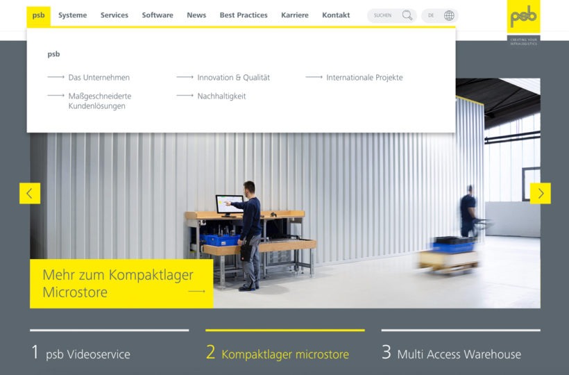 Ein Mann in einem Lagerhaus steht an einer Werkbank mit Regalen, während ein anderer Mann einen Wagen schiebt. Die Webseite enthält ein Navigationsmenü, gelbe Hervorhebungen und den Text "Mehr zum Kompaktlager Microstore.".