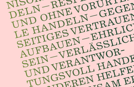 Text in Deutsch, diagonal auf hellrosa Hintergrund gesetzt, zeigt Wörter wie VERTRAUEN, EHRLICH und VERLÄSSLICH - Werte, die auch Karlsberg und näh(e)rwert mit Vertrauen, Ehrlichkeit und Verlässlichkeit verbinden.