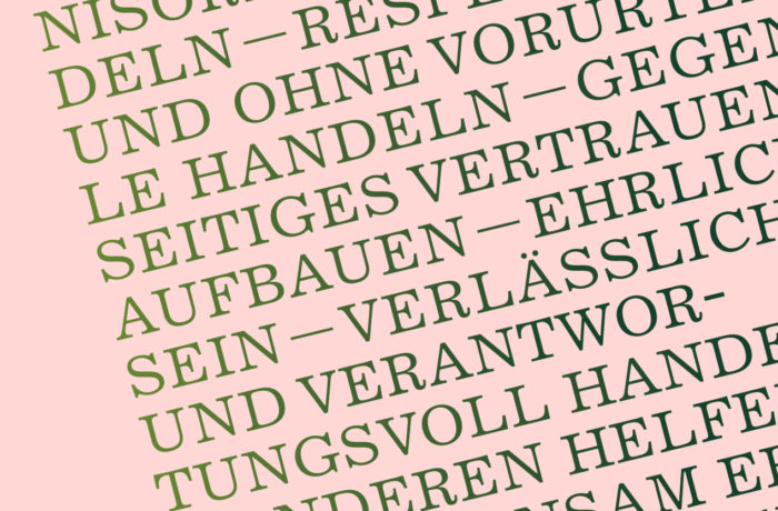 Text in Deutsch, diagonal auf hellrosa Hintergrund gesetzt, zeigt Wörter wie VERTRAUEN, EHRLICH und VERLÄSSLICH - Werte, die auch Karlsberg und näh(e)rwert mit Vertrauen, Ehrlichkeit und Verlässlichkeit verbinden.