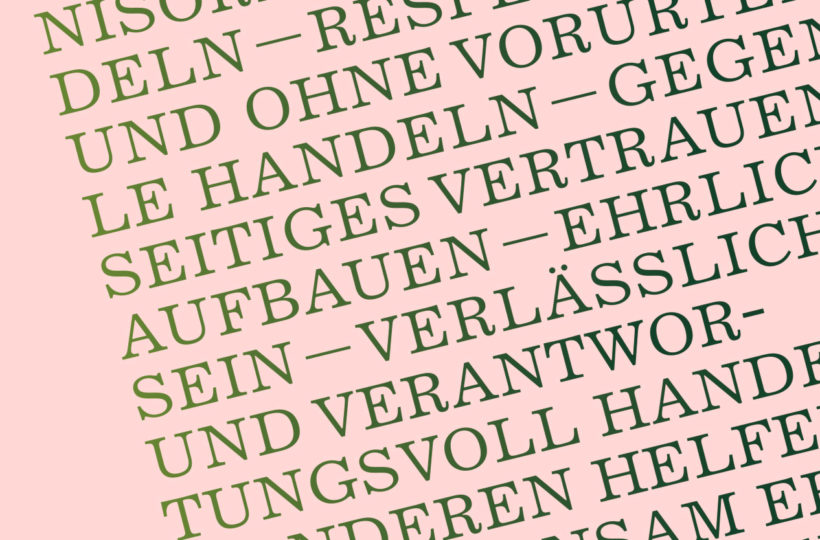 Text in Deutsch, diagonal auf hellrosa Hintergrund gesetzt, zeigt Wörter wie VERTRAUEN, EHRLICH und VERLÄSSLICH - Werte, die auch Karlsberg und näh(e)rwert mit Vertrauen, Ehrlichkeit und Verlässlichkeit verbinden.