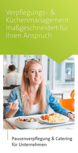 Eine lächelnde Frau mit langen blonden Haaren sitzt an einem Tisch mit einem Tablett voller Essen und zeigt den Daumen nach oben. Der Text darüber lautet: Verpflegungs- & Küchenmanagement von der pirrung gruppe - maßgeschneidert für Ihren Anspruch.