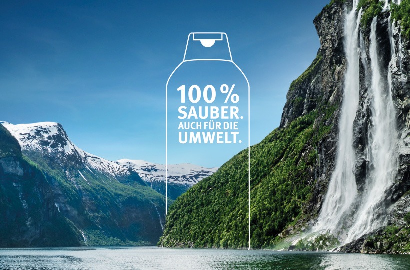 Eine Flaschenkontur mit dem deutschen Text 100% Sauber. Auch für die Umwelt. steht vor einer malerischen Landschaft, die das Engagement von Werner & Mertz für Nachhaltigkeit inmitten von Wasserfällen, grünen Bergen, schneebedeckten Gipfeln und einem ruhigen See unter einem klaren blauen Himmel unterstreicht.