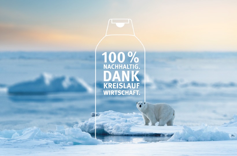 Ein Eisbär steht auf Eisschollen in einer arktischen Landschaft. Überlagert wird der weiße Umriss einer Flasche mit deutschem Text: 100% nachhaltig. Dank Kreislauf Wirtschaft, von Werner & Mertz.