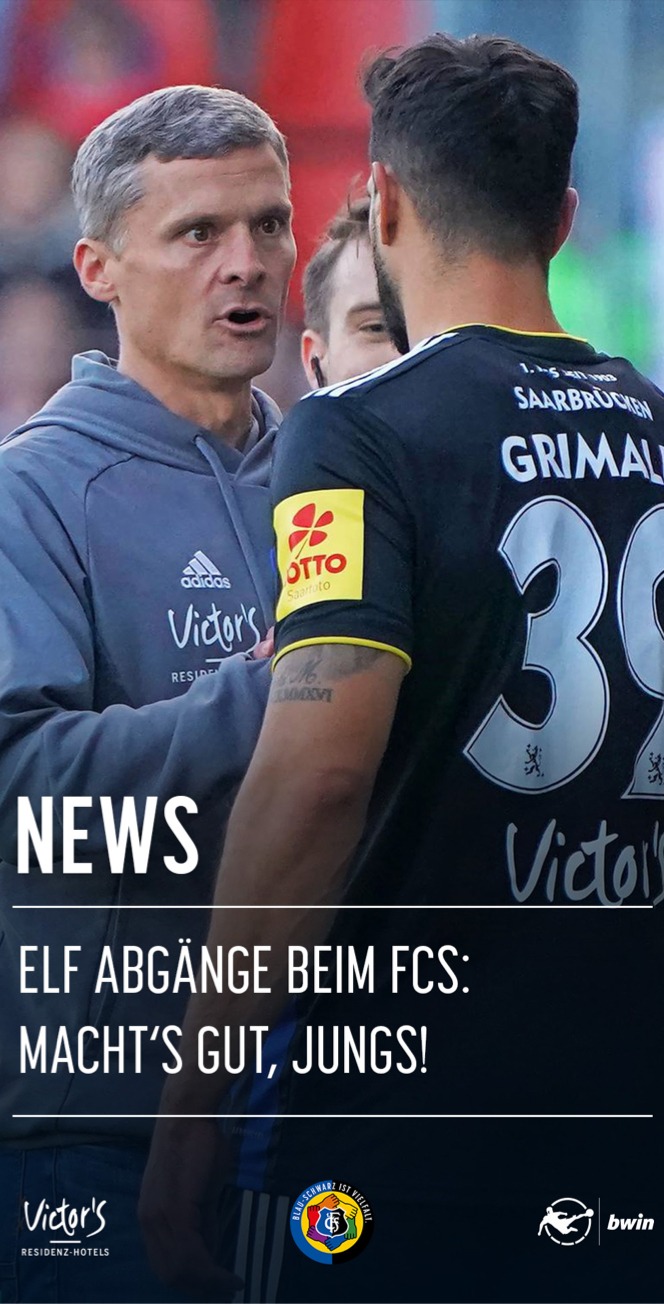 Ein Fußballtrainer in einem grauen Kapuzenpulli spricht während eines Spiels ernsthaft mit dem Spieler Grimaldi des 1. FC Saarbrücken, der das schwarze Trikot mit der Nummer 39 trägt. Die deutsche Schlagzeile lautet: "Elf Abgänge beim FCS: Macht's gut, Jungs!.