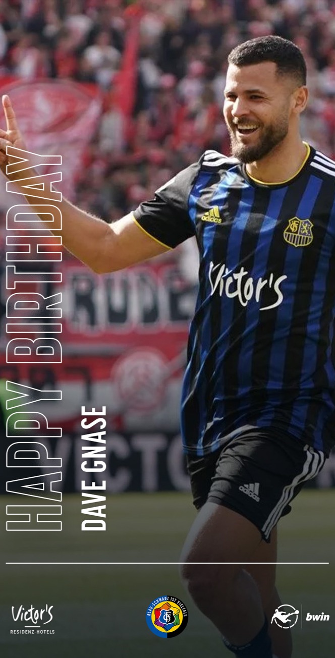 Ein Fußballspieler in einem schwarz-blau gestreiften Trikot des 1. FC Saarbrücken lächelt und winkt auf dem Spielfeld. Der Text lautet "Happy Birthday Dave Gnaase". Am unteren Rand erscheinen Logos für Victor's, bwin und einen Fußballverein.