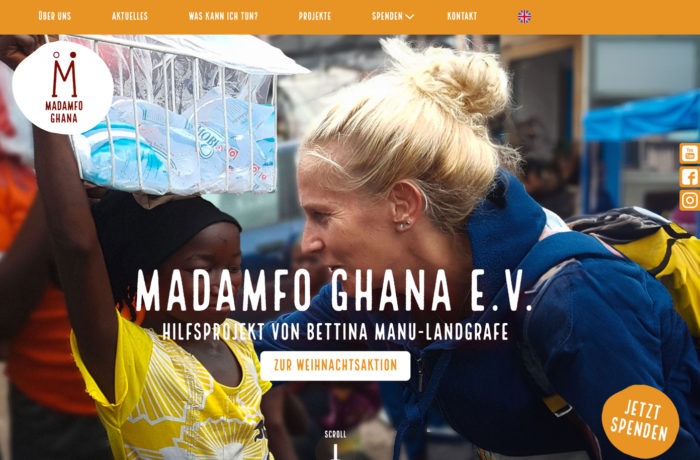 Eine Frau lächelt und bückt sich, um mit einem kleinen Kind zu sprechen, das eine große Tasche auf dem Kopf trägt. Die fröhliche Szene hebt Madamfo Ghana hervor, mit Textüberlagerung über das Wohltätigkeitsprojekt und Spendenmöglichkeiten. Eine Frau lächelt und bückt sich, um mit einem kleinen Kind zu sprechen, das eine große Tasche auf dem Kopf trägt. Die fröhliche Szene hebt Madamfo Ghana hervor, mit Textüberlagerung über das Wohltätigkeitsprojekt und Spendenmöglichkeiten.