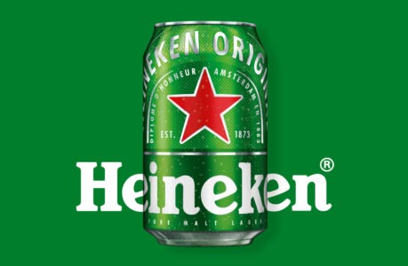 Eine Dose Heineken-Bier mit einem roten Stern und weißem Text auf grünem Hintergrund, über einem großen weißen "Heineken"-Schriftzug auf passendem grünen Hintergrund.