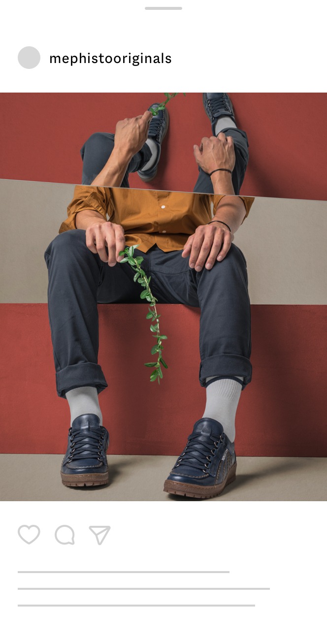 Eine Person, die ein senfgelbes Hemd, eine dunkle Hose und blaue Schuhe trägt, sitzt vor einem gestreiften Hintergrund und hält eine grüne Pflanze. Das Bild ist mit verschobenen horizontalen Segmenten bearbeitet, um einen surrealen Effekt zu erzielen.