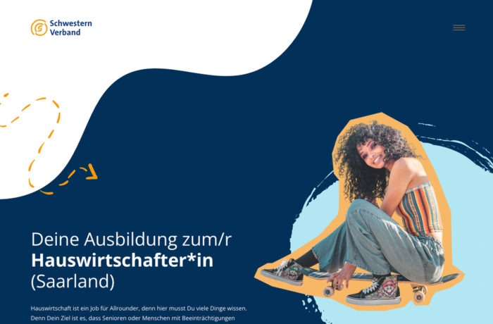 Eine junge Frau mit lockigem Haar sitzt lächelnd auf einem Skateboard vor einem bunten grafischen Hintergrund. Der Text wirbt für die Ausbildung zur Hauswirtschafter*in im Saarland beim Schwesternverband, Fachrichtung Altenpflege. Eine junge Frau mit lockigem Haar sitzt lächelnd auf einem Skateboard vor einem bunten grafischen Hintergrund. Der Text wirbt für die Ausbildung zur Hauswirtschafter*in im Saarland beim Schwesternverband, Fachrichtung Altenpflege.