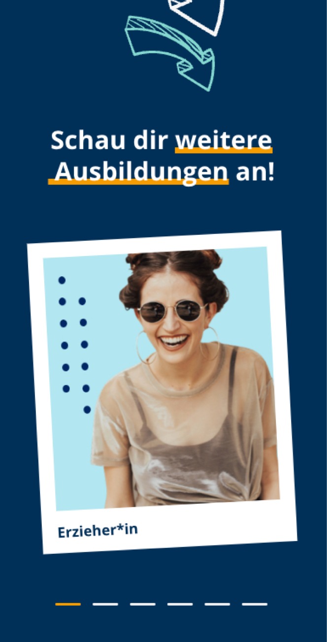 Eine fröhliche Person mit Sonnenbrille und durchsichtigem Top lächelt auf einem Foto im Polaroid-Stil auf dunkelblauem Hintergrund. Der Text darüber lautet: "Schau dir weitere Ausbildungen beim Schwesternverband an!" und darunter steht "Erzieher*in".