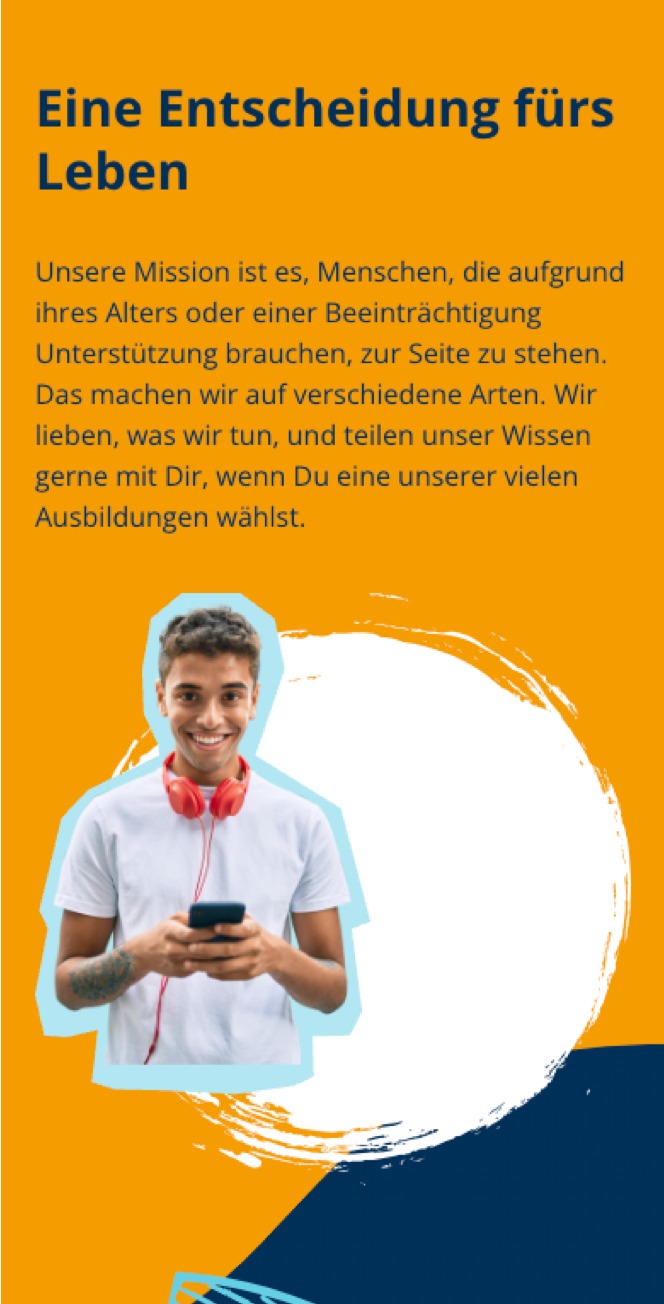 Ein junger Mann mit Kopfhörern lächelt, während er sein Telefon benutzt. Auf dem orangefarbenen und blauen Hintergrund steht ein deutscher Text über die Unterstützung des Schwesternverbandes für Menschen mit Alter oder Behinderung und die Weitergabe von Gesundheitswissen durch Bildung.