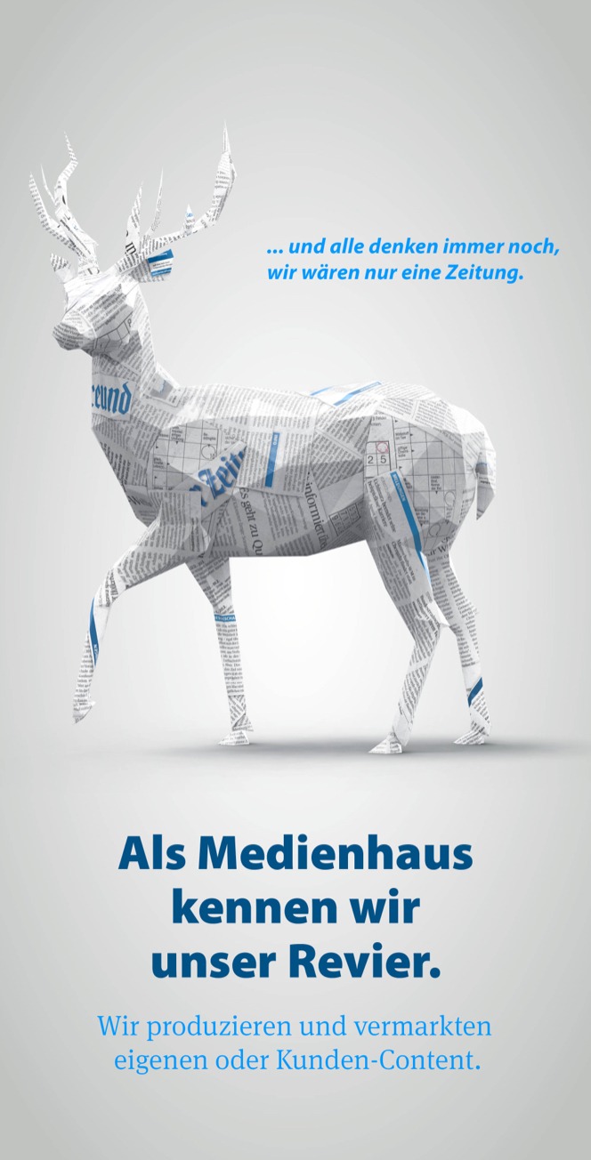 Eine lebensgroße Hirschskulptur aus gefalteten Zeitungen steht auf einem hellgrauen Hintergrund. Ein blauer deutscher Text wirbt für die Content-Produktion und Marketing-Dienstleistungen der Saarbrücker Zeitung.