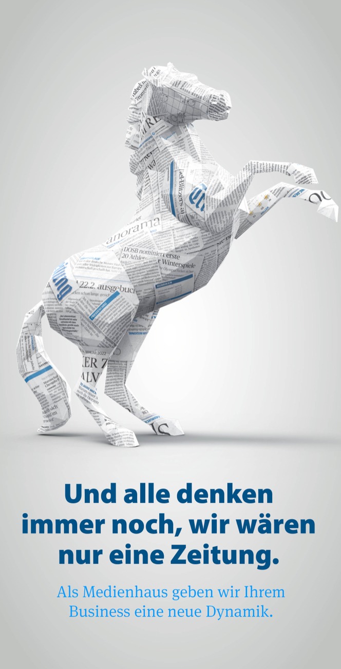 Eine aus Zeitungsseiten gefertigte Skulptur eines sich aufbäumenden Pferdes steht auf einem hellen Hintergrund mit Farbverlauf. Darunter steht in fettgedruckter deutscher Schrift: "Und alle denken immer noch, wir wären nur eine Zeitung" - eine Anspielung auf die Saarbrücker Zeitung - mit kleinerer blauer Schrift darunter.
