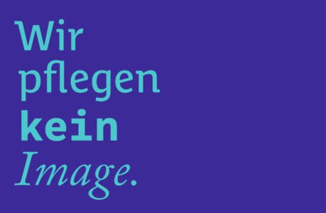 Hellblauer deutscher Text auf dunkelblauem Hintergrund lautet: Wir pflegen kein Image. Das Wort kein ist fett gedruckt. Das klare Layout, bei dem die rechte Seite leer ist, verleiht dem Ministerium für Gesundheit ein modernes Aussehen.
