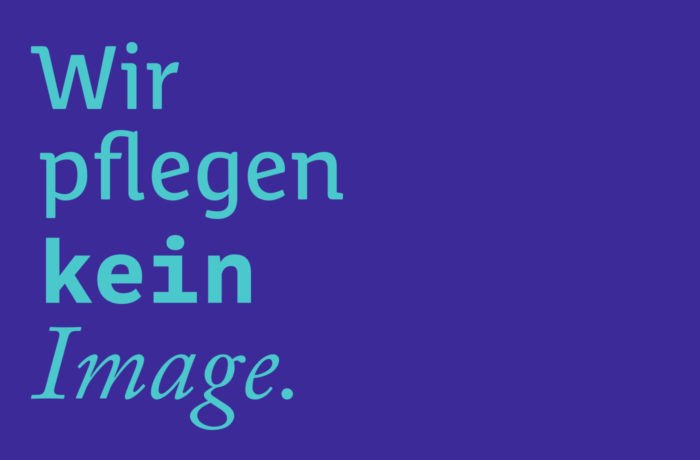 Hellblauer deutscher Text auf dunkelblauem Hintergrund lautet: Wir pflegen kein Image. Das Wort kein ist fett gedruckt. Das klare Layout, bei dem die rechte Seite leer ist, verleiht dem Ministerium für Gesundheit ein modernes Aussehen.