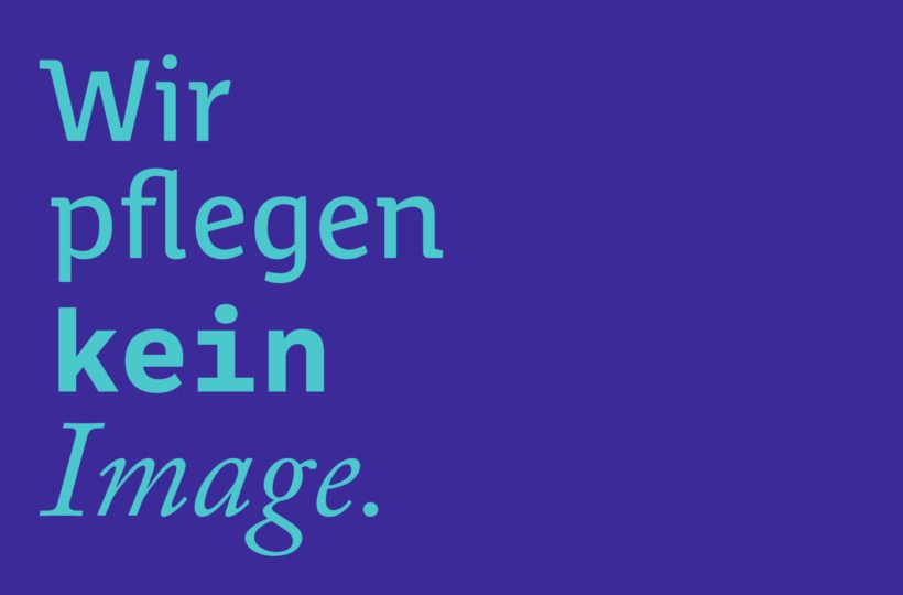 Hellblauer deutscher Text auf dunkelblauem Hintergrund lautet: Wir pflegen kein Image. Das Wort kein ist fett gedruckt. Das klare Layout, bei dem die rechte Seite leer ist, verleiht dem Ministerium für Gesundheit ein modernes Aussehen.