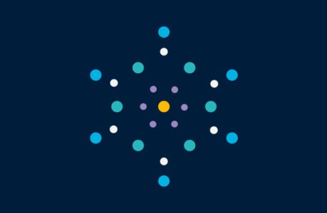 Ein geometrisches Muster aus farbigen Kreisen auf dunkelblauem Hintergrund, die radial um einen zentralen gelben Punkt angeordnet sind, erinnert an die symmetrische Präzision des Logos des Ministeriums für Gesundheit, wobei die Ringe in Lila, Petrol, Blau und Weiß eine sternförmige Form bilden.