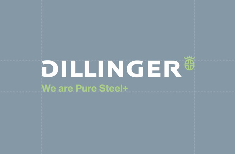 Logo mit dem Wort DILLINGER in fettgedruckter weißer Schrift, einer kleinen grünen Plakette rechts daneben und dem Slogan We are Pure Steel+ in hellgrüner Schrift darunter - alles in einem starken Corporate Design auf grauem Hintergrund.