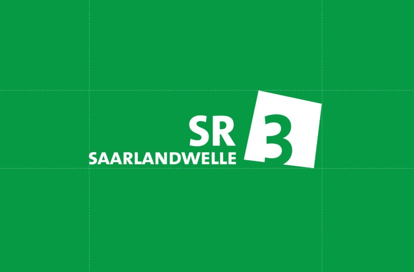 Logo für SR 3 Saarlandwelle, das die visuelle Identität des Unternehmens zeigt: auf grünem Hintergrund, mit SR und SAARLANDWELLE in weißer Schrift und einem großen, geneigten weißen Quadrat, das die Zahl 3 zeigt - perfekt für ein starkes Branding.