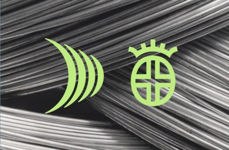 Grüne abstrakte Symbole überlagern einen schwarzen und weißen Hintergrund aus gewundenen Metalldrähten von Saarstahl. Das linke Symbol besteht aus drei geschwungenen Linien, während das rechte einen Kreis mit einer kronenähnlichen Form und Kreuzen im Inneren zeigt.