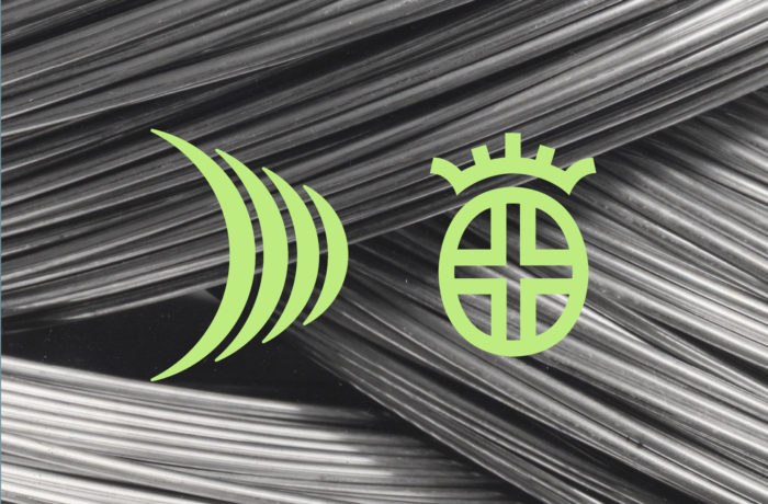 Grüne abstrakte Symbole überlagern einen schwarzen und weißen Hintergrund aus gewundenen Metalldrähten von Saarstahl. Das linke Symbol besteht aus drei geschwungenen Linien, während das rechte einen Kreis mit einer kronenähnlichen Form und Kreuzen im Inneren zeigt.