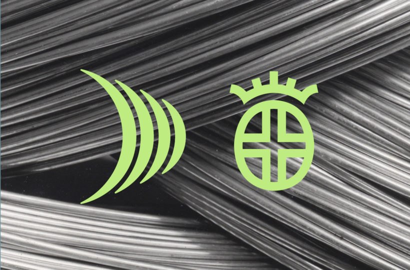 Grüne abstrakte Symbole überlagern einen schwarzen und weißen Hintergrund aus gewundenen Metalldrähten von Saarstahl. Das linke Symbol besteht aus drei geschwungenen Linien, während das rechte einen Kreis mit einer kronenähnlichen Form und Kreuzen im Inneren zeigt.