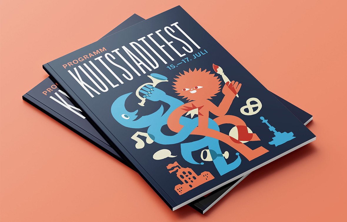 Ein Stapel von Programmheften des Saarbrücker KULTSTADTFEST und 15.-17. Juli, gestaltet von der HDW Werbeagentur Saarland, zeigt bunte abstrakte Figuren, Musiknoten, eine Brezel, ein Denkmal und Stadtsymbole auf einem pfirsichfarbenen Hintergrund.