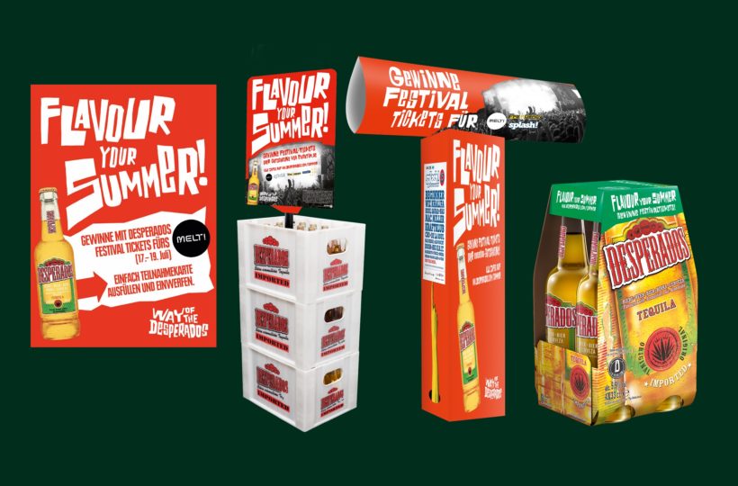 Eine Sammlung von Desperados-Werbematerialien, darunter Plakate, Anzeigen für Festivaltickets, gebrandete Kisten, ein Megaphon und ein 3er-Pack Desperados-Bier mit Tequila-Geschmack, alle mit lebhaften, sommerlichen Motiven.