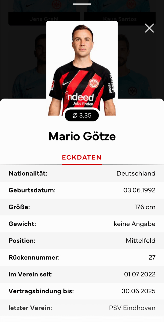 Ein Profil des Fußballspielers Mario Götze, das sein Foto im Trikot von Eintracht Frankfurt zeigt, mit persönlichen Angaben wie Nationalität (Deutschland), Geburtsdatum, Größe, Position (Mittelfeld) und früherer Verein (PSV Eindhoven).