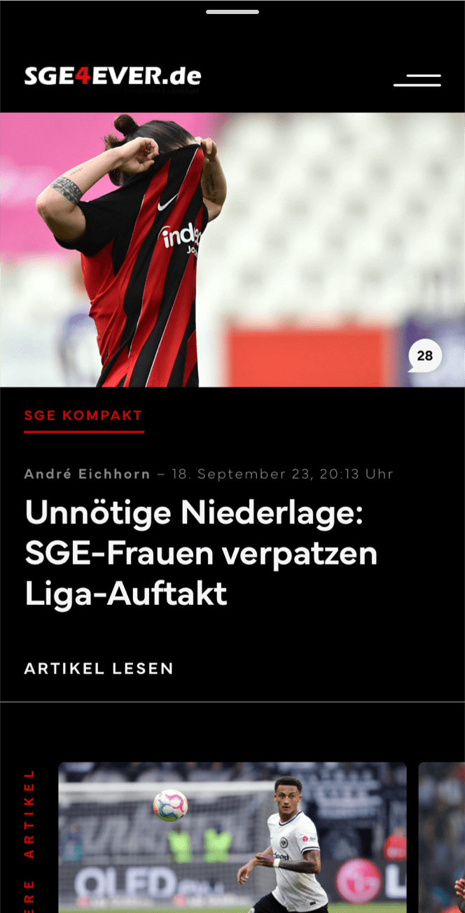 Ein Fußballspieler in einem rot-schwarzen Trikot bedeckt sein Gesicht mit seinem Hemd auf einer Sportnachrichten-Website mit dem Titel SGE4EVER.de, die Schlagzeilen über ein enttäuschendes Spiel der SGE-Frauenmannschaft zeigt.