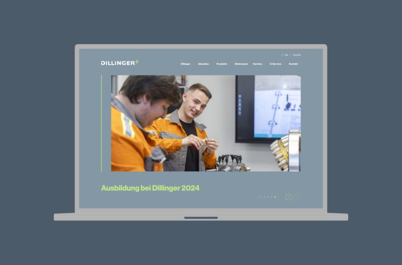 Auf dem Bildschirm eines Laptops wird eine Webseite angezeigt, auf der zwei Personen in orangefarbenen Arbeitsuniformen die Ausrüstung prüfen. In der Kopfzeile steht "Dillinger", und der Text unter dem Bild lautet "Ausbildung bei Dillinger 2024".