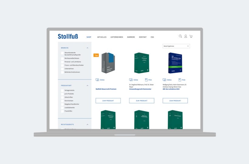 Auf dem Bildschirm eines Laptops wird die Oberfläche eines juristischen Online-Shops angezeigt, mit Produktkategorien auf der linken Seite und Bildern von zum Verkauf stehenden juristischen Büchern im Hauptbereich. Die Kopfzeile der Website lautet "Stollfuß".
