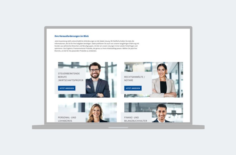 Auf dem Bildschirm eines Laptops wird ein Abschnitt der Website angezeigt, auf dem vier professionelle Fotos mit Berufsbezeichnungen zu sehen sind: Steuerberatende Berufe, Rechtsanwälte/Notare, Personal- und Lohnbüros sowie Finanz- und Bilanzbuchhalter.