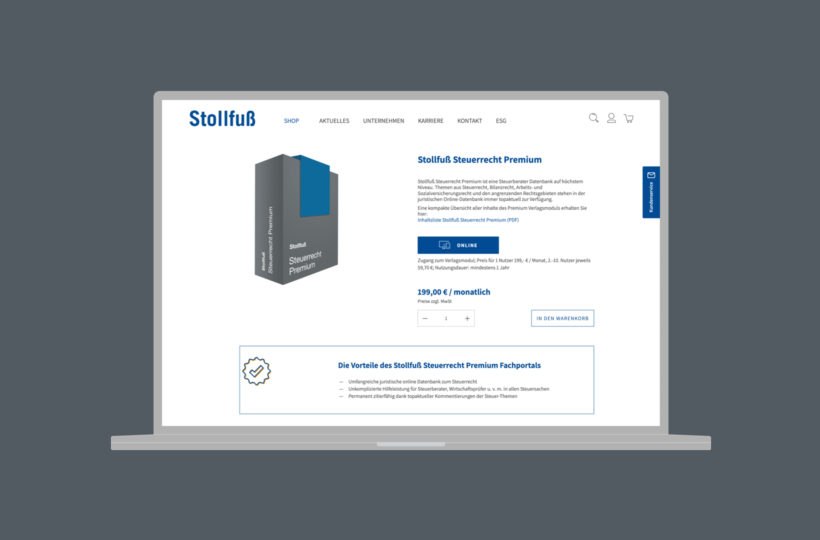 Auf einem Laptop-Bildschirm wird eine Website für Stollfuß Steuerrecht Premium angezeigt, auf der ein Produktbild der Software, Preisangaben und Optionen zum Kauf oder für weitere Informationen zu sehen sind, mit Navigationsmenüs und Informationen darunter.