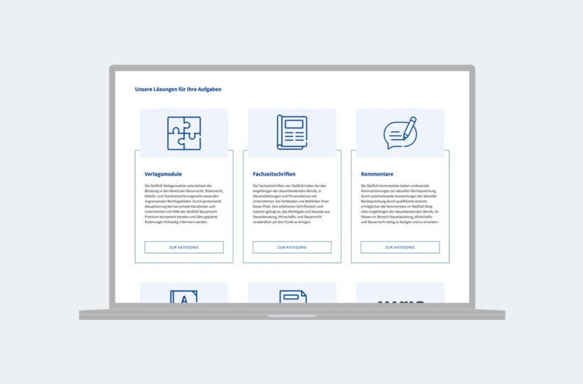 Auf einem Laptop-Bildschirm wird eine Website mit drei Hauptbereichen angezeigt: Vertragsmodule, Fachzeitschriften und Kommentare, jeweils mit einem Symbol und einem beschreibenden Text unter einer fettgedruckten Überschrift und einer Schaltfläche mit der Aufschrift Zur Kategorie.