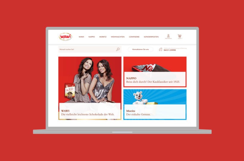 Ein Laptop-Bildschirm zeigt eine Website mit zwei lächelnden Frauen, die Schokolade in der Hand halten, deutschem Text und Navigationslinks, alles vor einem einfarbigen roten Hintergrund.