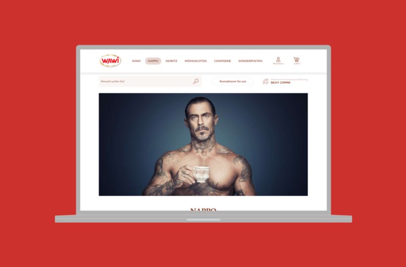 Ein Laptop-Bildschirm zeigt eine Website mit einem tätowierten Mann ohne Hemd, der eine Teetasse hält, zentriert vor einem dunklen Hintergrund. Die Kopfzeile der Website enthält Navigationsmenüs und das WAWI-Logo. Der Hintergrund ist einfarbig rot.
