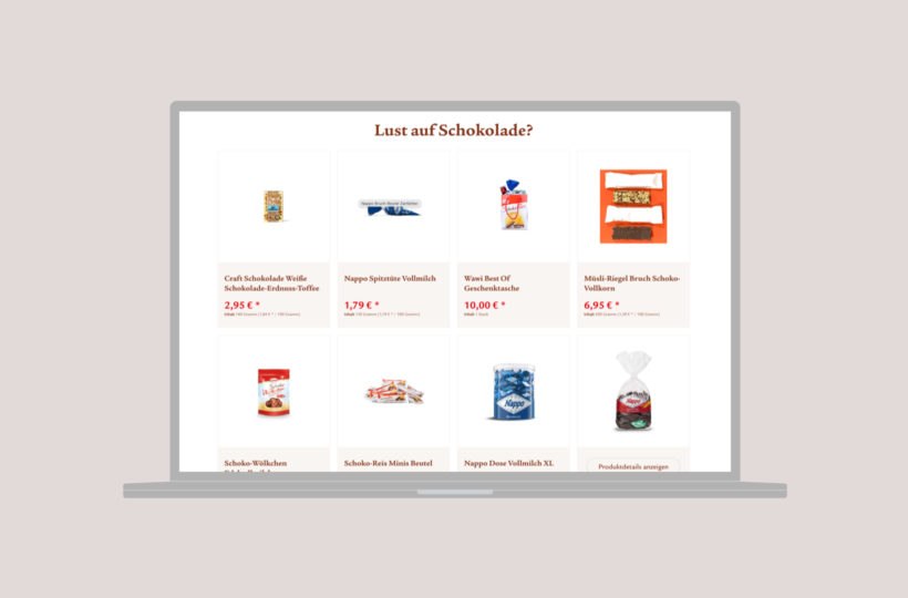 Auf dem Bildschirm eines Laptops wird eine deutschsprachige Seite eines Online-Shops angezeigt, auf der verschiedene Schokoladenprodukte mit Bildern, Preisen und Beschreibungen auf einem hellen Hintergrund in einem Raster angeordnet sind.