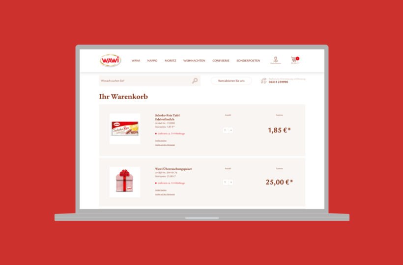 Auf dem Bildschirm eines Laptops wird ein Online-Einkaufswagen der Wawi angezeigt, auf dem ein Schoko-Reis Tafeln für 1,85 Euro und eine Geschenkverpackung für 25 Euro zu sehen sind, mit einem roten Hintergrund hinter dem Laptop.