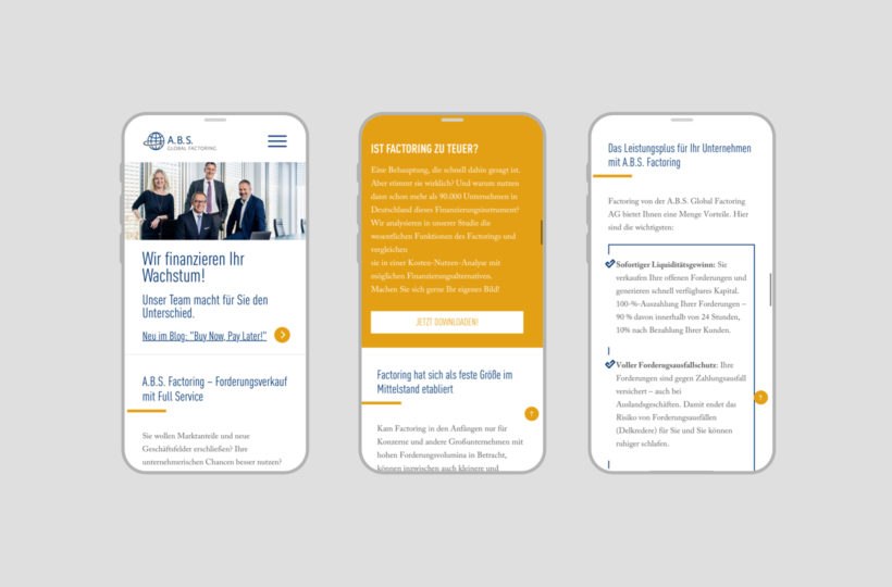 Auf drei Smartphone-Bildschirmen wird eine deutsche Unternehmenswebsite mit Inhalten über Wachstumsfinanzierung, Factoring-Dienstleistungen und Unternehmensvorteile angezeigt, wobei auf dem ersten Bildschirm Textblöcke, Navigationsmenüs und ein Gruppenfoto von Fachleuten zu sehen sind.