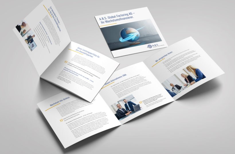 Eine Unternehmensbroschüre mit sechs aufgeschlagenen Seiten und einer Titelseite auf einer hellen Oberfläche, mit geschäftsbezogenen Bildern, Text in deutscher Sprache und einer Weltkugelgrafik auf der Vorderseite.