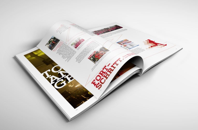 Ein Magazin ist auf einer weißen Fläche aufgeschlagen und zeigt Seiten mit Bildern, Textblöcken und fetten roten Überschriften. Das Layout ist klar und modern, mit einem minimalistischen Design und einem Schwerpunkt auf visuellem Storytelling.