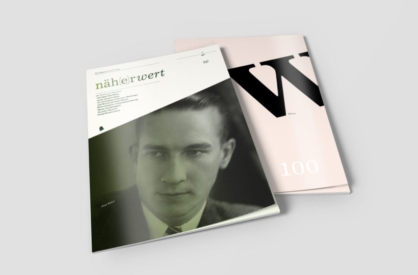 Zwei minimalistische Magazine auf grauer Fläche; das vordere Magazin zeigt ein schwarz-weißes Porträt eines Mannes und den Titel näher|wert, das hintere Magazin zeigt ein großes W und die Zahl 100.