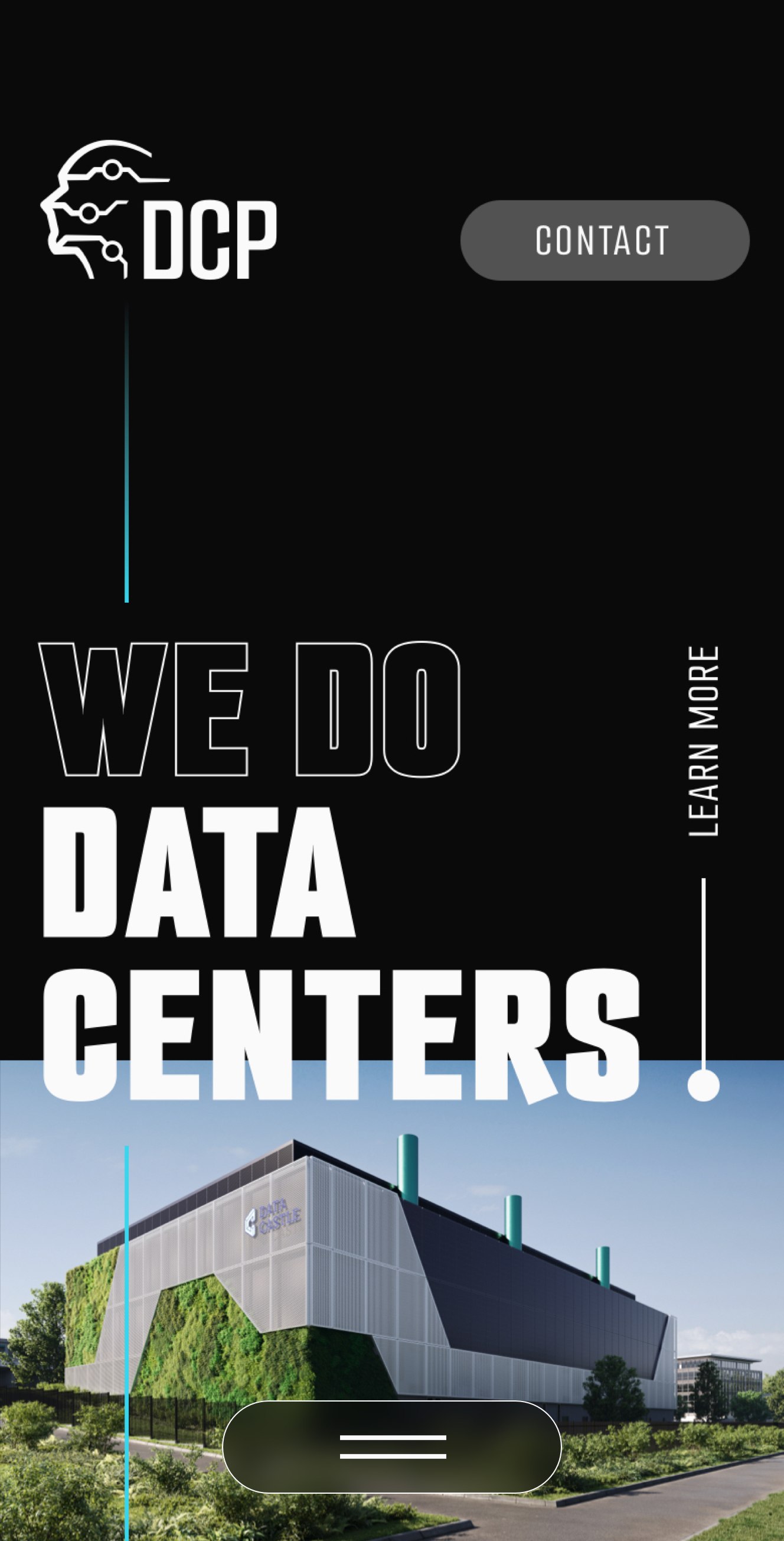 Ein modernes Rechenzentrumsgebäude mit begrünten Wänden und der fettgedruckten Aufschrift "We Do Data Centers". Das DCP-Logo, eine Schaltfläche "Kontakt" und der Text "Erfahren Sie mehr" sind auf dem schwarzen Hintergrund der Website oberhalb des Gebäudes zu sehen.