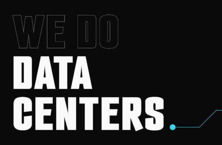 Ein modernes Rechenzentrumsgebäude mit begrünten Wänden und hohen Schornsteinen, auf dem das „Data Castle“-Logo zu sehen ist. Der Schriftzug lautet „WE DO DATA CENTERS“ und enthält das Logo der DCP Data Center Partners-Website auf schwarzem Hintergrund.