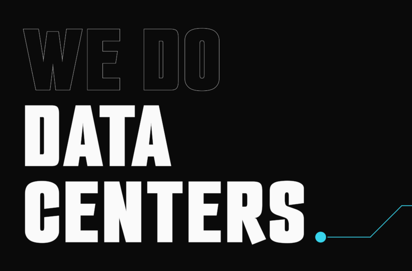 Ein modernes Rechenzentrumsgebäude mit begrünten Wänden und hohen Schornsteinen, auf dem das „Data Castle“-Logo zu sehen ist. Der Schriftzug lautet „WE DO DATA CENTERS“ und enthält das Logo der DCP Data Center Partners-Website auf schwarzem Hintergrund.