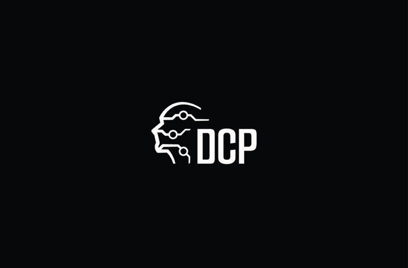 Minimalistisches Logo auf schwarzem Hintergrund, das den weißen Umriss eines menschlichen Kopfes mit Schaltkreisen im Inneren zeigt, daneben die fetten Buchstaben „DCP“. Perfekt für einen Rechenzentrumspartner oder eine technologieorientierte Website.